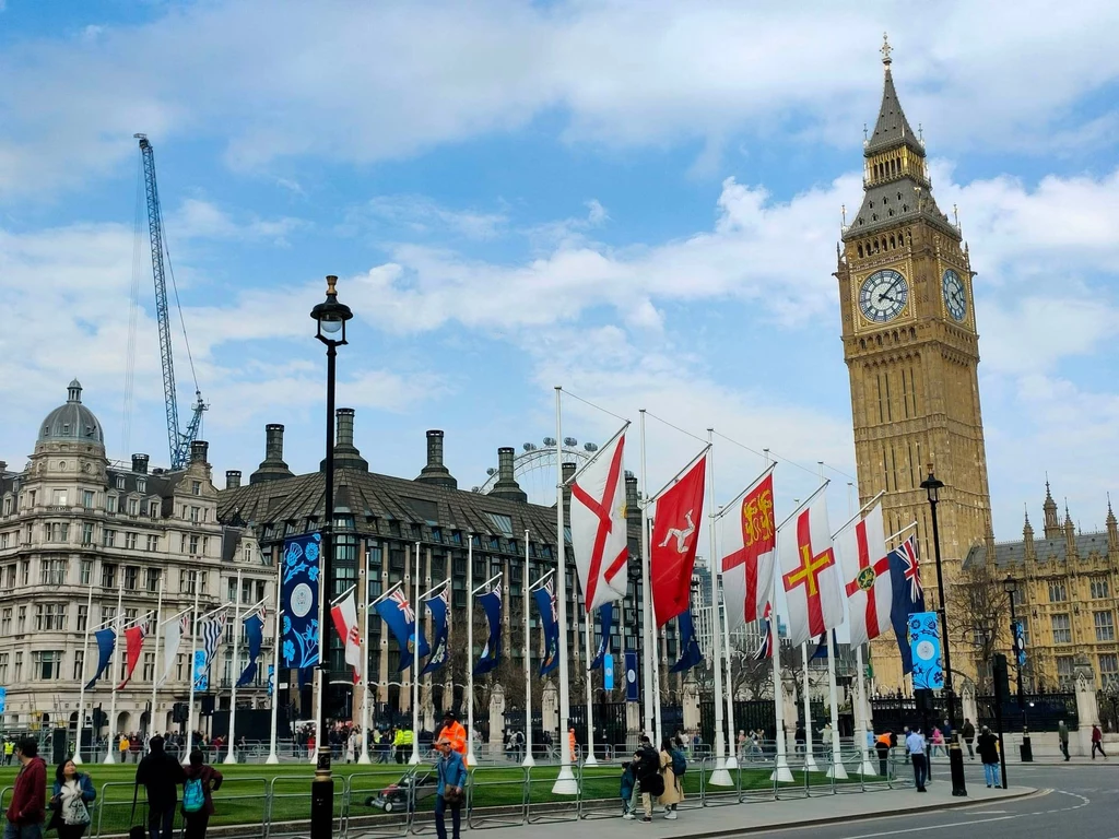 Parliament Square przystrojony flagami