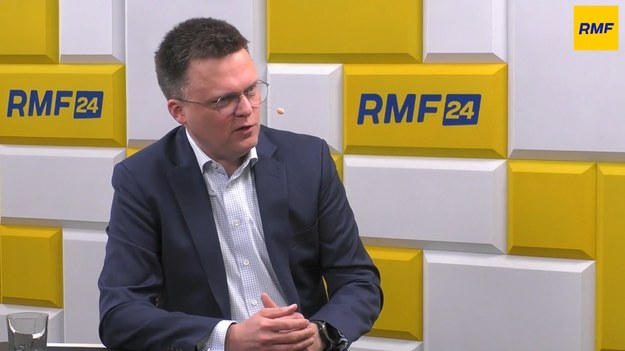 "Moja nieobecność 4 czerwca na wspólnym marszu z Donaldem Tuskiem nie wynika z fochów czy rywalizacji politycznej" - mówił w Popołudniowej rozmowie w RMF FM Szymon Hołownia. "Mamy tego dnia plany i zobowiązania od dawna. Cała ta debata na temat marszu jest dla mnie absurdalna" - podkreślił lider Polski 2050, ale dodał, że jego celem jest - tak jak zapowiadał w 2019 roku - znalezienie trzeciej drogi politycznej, niezależnej od toczącego się w Polsce sporu między PO i PiS.