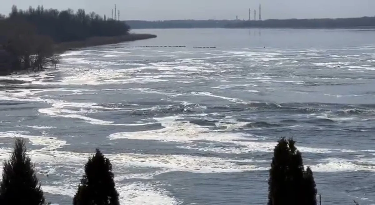 Rosyjscy korespondenci wojskowi twierdzą, że w Zbiorniku Kachowskim, oddzielającym w zasadzie siły ukraińskie i rosyjskie na południu Ukrainy, gwałtownie podniósł się poziom wody. Ich zdaniem, przyczyną ma być rzekome otwarcie przez Ukraińców śluz w górnym biegu Dniepru.
