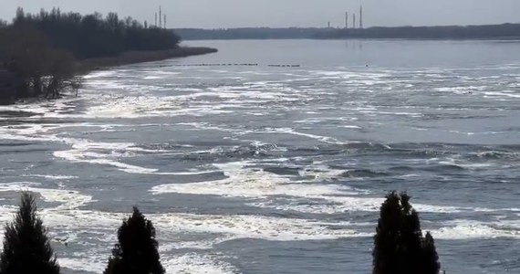 Rosyjscy korespondenci wojskowi twierdzą, że w Zbiorniku Kachowskim, oddzielającym w zasadzie siły ukraińskie i rosyjskie na południu Ukrainy, gwałtownie podniósł się poziom wody. Ich zdaniem, przyczyną ma być rzekome otwarcie przez Ukraińców śluz w górnym biegu Dniepru.