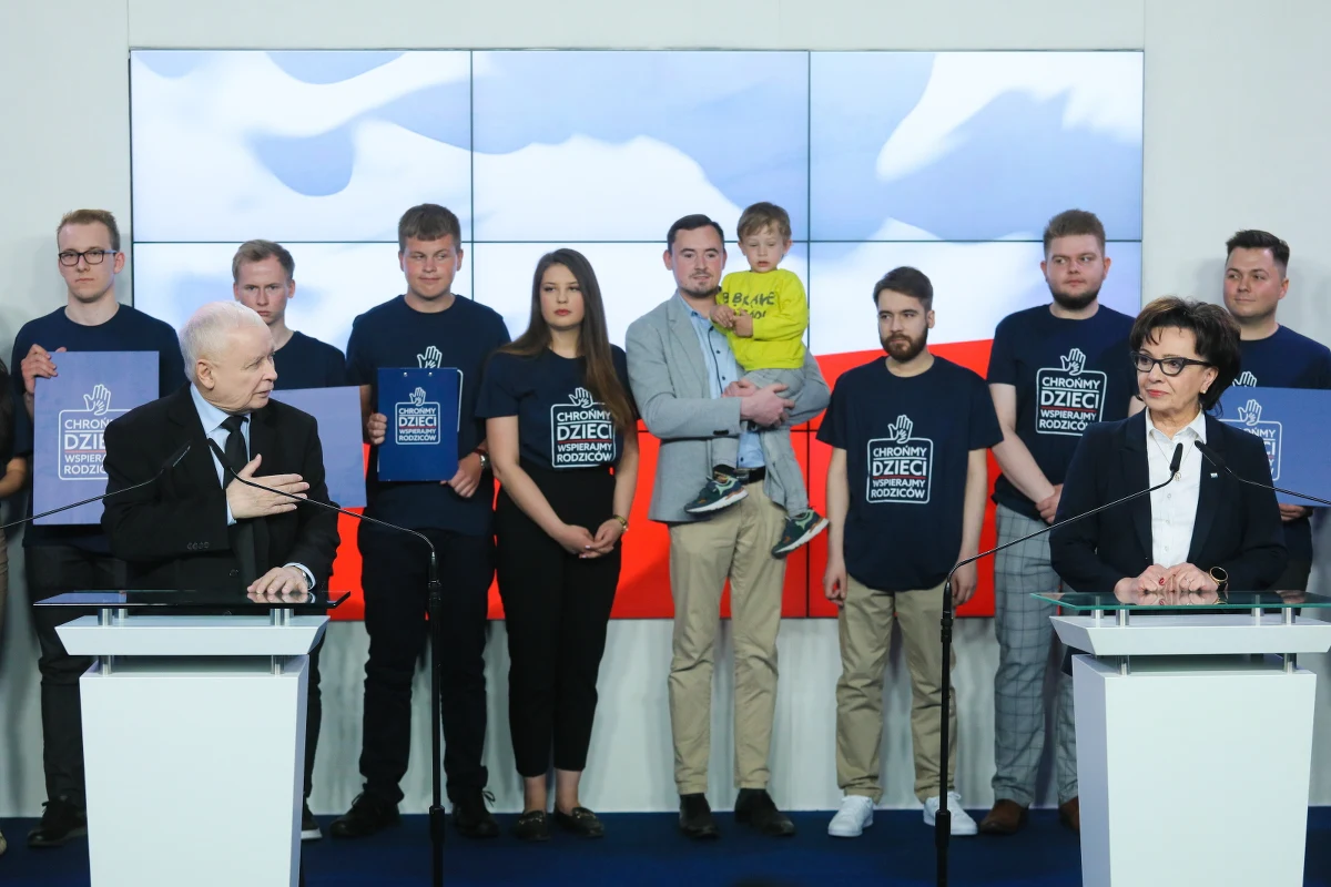 ​Zwiększenie uprawnień rodziców do kontroli nad treściami, które są prezentowane ich dzieciom w szkołach podstawowych i przedszkolach - przewiduje obywatelski projekt ustawy dotyczący inicjatywy "Chrońmy dzieci", do którego dotarła PAP. W całej Polsce rozpoczęto zbieranie podpisów pod projektem.