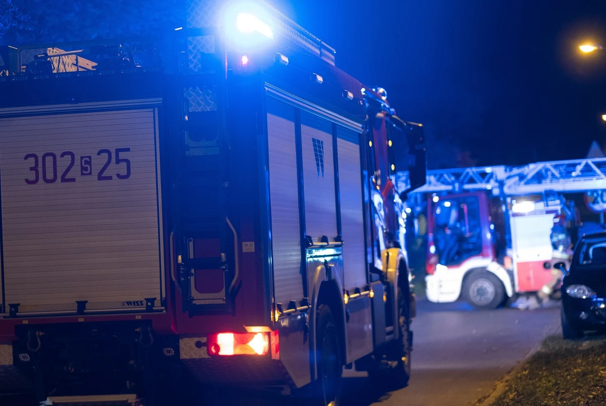 ​Wybuch w budynku w Grodzisku Mazowieckim, trwa akcja gaśnicza. Jeden mężczyzna został ranny. Na razie nie wiadomo, czy w domu przebywały jeszcze inne osoby - poinformował oficer prasowy Komendy Powiatowej PSP w Grodzisku Mazowieckim asp. Krzysztof Stefaniak.