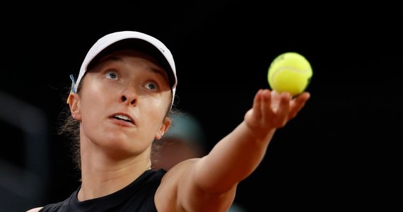 Iga Świątek awansowała do finału turnieju WTA 1000 na kortach ziemnych w Madrycie. Rozstawiona z numerem jeden polska tenisistka wygrała z Rosjanką Weroniką Kudermietową 6:1, 6:1. Jej ostatnią rywalką będzie w sobotę Białorusinka Aryna Sabalenka.