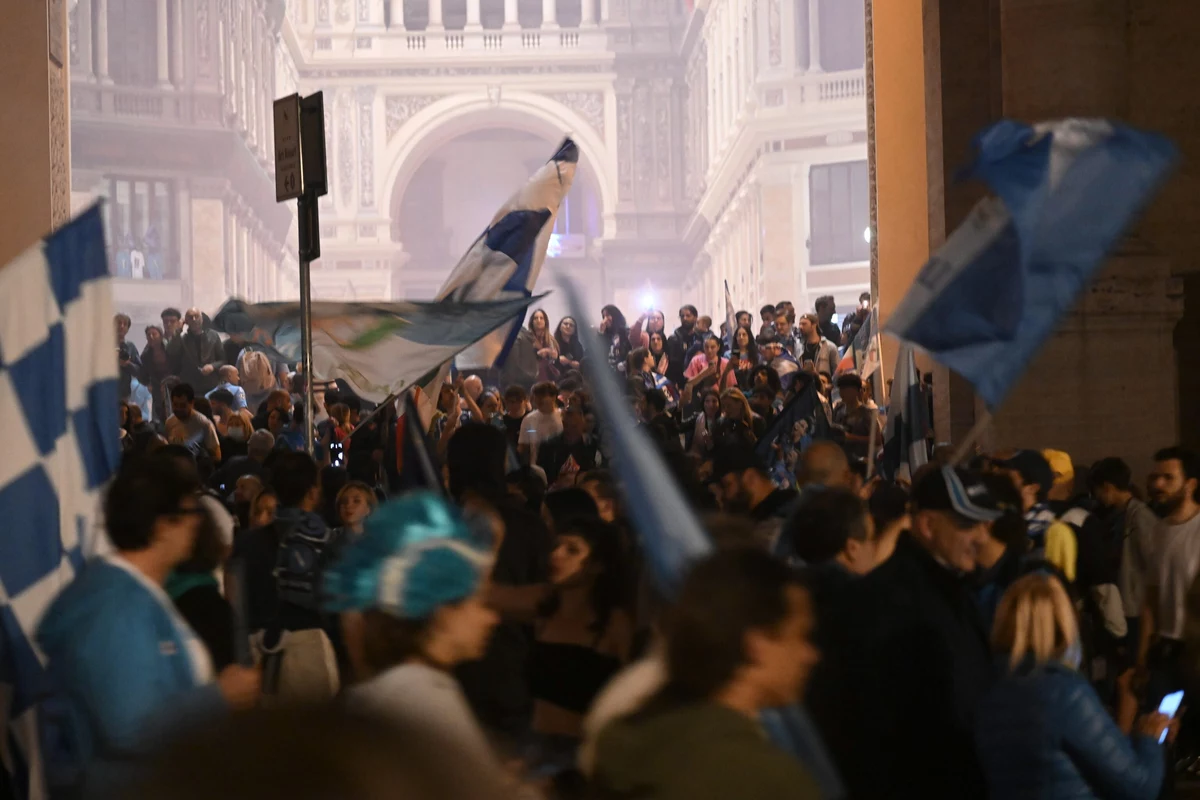 1 osoba zginęła, a 6 zostało rannych w nocy z czwartku na piątek w Neapolu. Tysiące ludzi świętowało na ulicach miasta zdobycie przez Napoli tytułu piłkarskiego mistrza Włoch po raz pierwszy od 33 lat.
