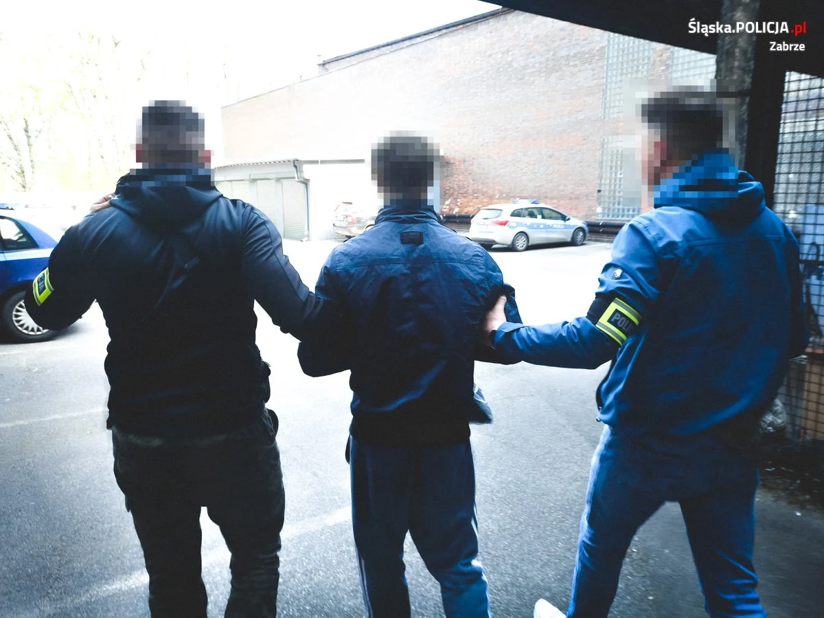 Policjanci zatrzymali dwóch mieszkańców Wrocławia, którzy wzięli udział w oszustwach metodą "na policjanta". Mężczyźni usłyszeli już zarzuty dotyczące trzech takich przestępstw. Zostali tymczasowo aresztowani. 