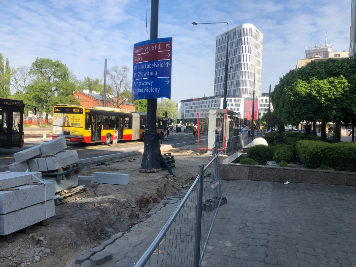 W nocy z czwartku na piątek ulice Spacerowa i Goworka zostaną zamknięte dla ruchu samochodów. Firmy przygotowujące nową linię tramwajową w kierunku dzielnicy Wilanów zaczynają roboty związane z przebudową ciepłociągu. To główna magistrala zaopatrująca w ciepło tę część Mokotowa. Głębokość wykopów podczas robót będzie sięgała nawet 6 metrów. Wykonawca ma bardzo mało czasu na wykonanie tych prac. Może je przeprowadzić jedynie poza sezonem grzewczym, czyli od 15 maja do 31 sierpnia.