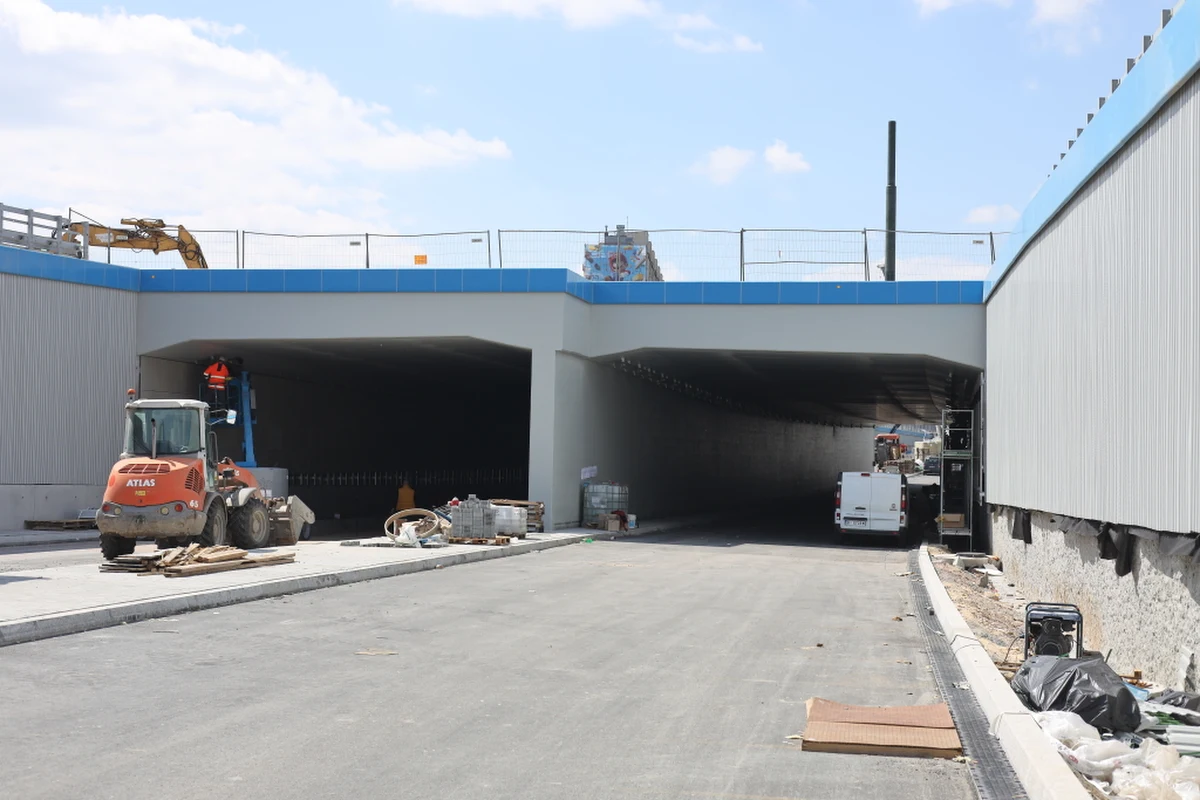 Jeszcze w tym miesiącu samochody pojadą tunelem wzdłuż ulicy Opolskiej, który powstał w ramach budowy nowej linii tramwajowej od Krowodrzy Górki do Górki Narodowej - poinformował krakowski magistrat. Od 8 do 10 maja układana będzie ostatnia warstwa asfaltu. 