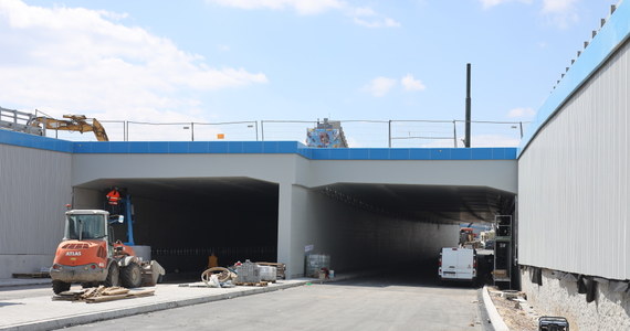 Jeszcze w tym miesiącu samochody pojadą tunelem wzdłuż ulicy Opolskiej, który powstał w ramach budowy nowej linii tramwajowej od Krowodrzy Górki do Górki Narodowej - poinformował krakowski magistrat. Od 8 do 10 maja układana będzie ostatnia warstwa asfaltu. 