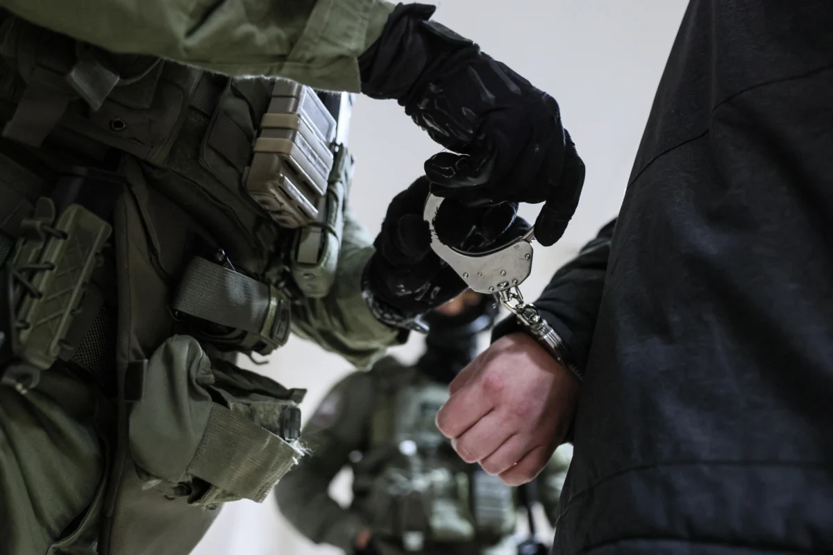 Roman J., były wicepremier i były minister rolnictwa w rządach Józefa Oleksego, zatrzymany przez Centralne Biuro Śledcze Policji. Funkcjonariusze działali w ramach śledztwa dotyczącego przestępczości akcyzowej - nielegalnych papierosów. 