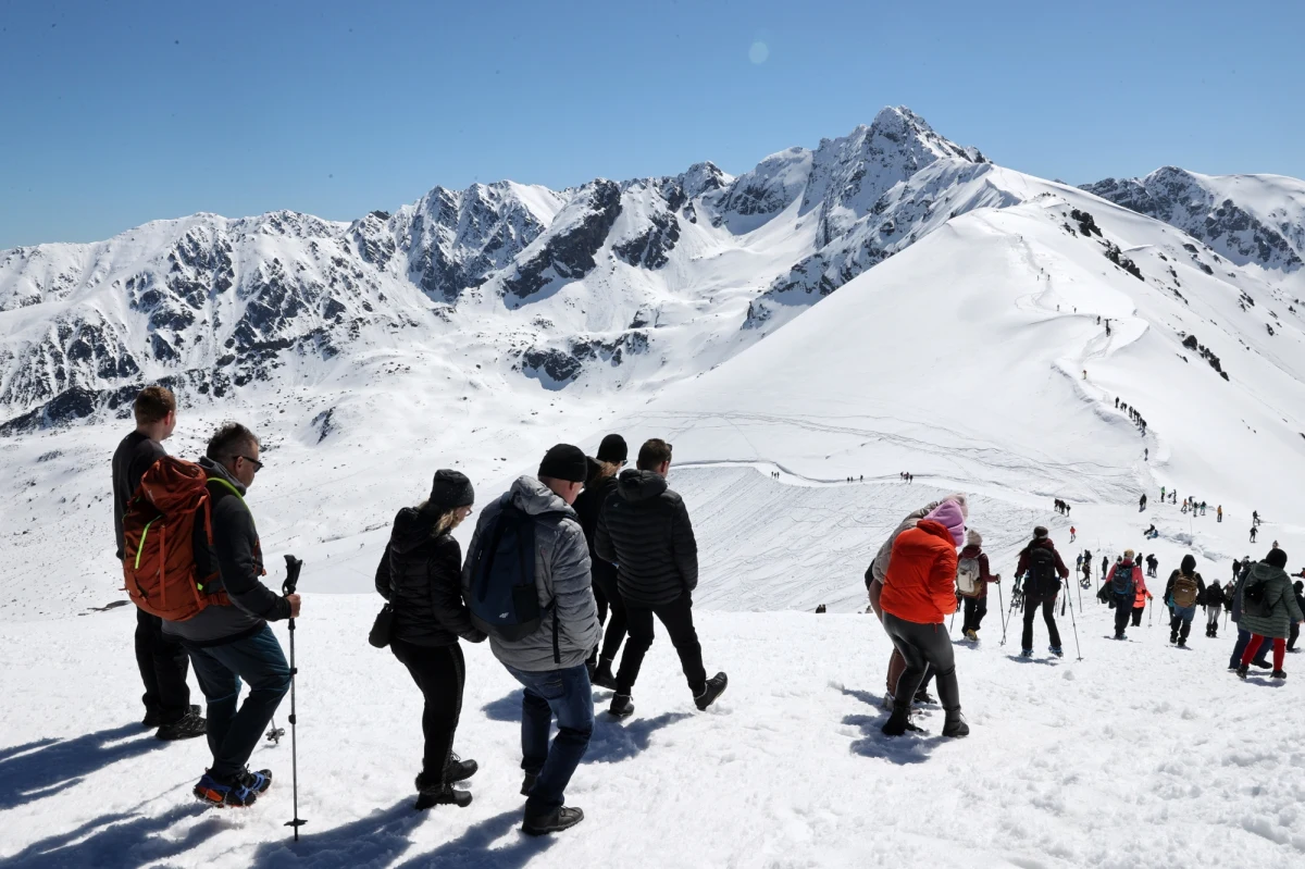 Niech nikt nie spodziewa się wiosny w najbliższy weekend w Tatrach - ostrzegają ratownicy TOPR. Wysoko w górach mamy prawdziwą zimę. Na Kasprowym Wierchu leży ponad półtora metra śniegu. 