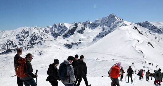 Niech nikt nie spodziewa się wiosny w najbliższy weekend w Tatrach - ostrzegają ratownicy TOPR. Wysoko w górach mamy prawdziwą zimę. Na Kasprowym Wierchu leży ponad półtora metra śniegu. 