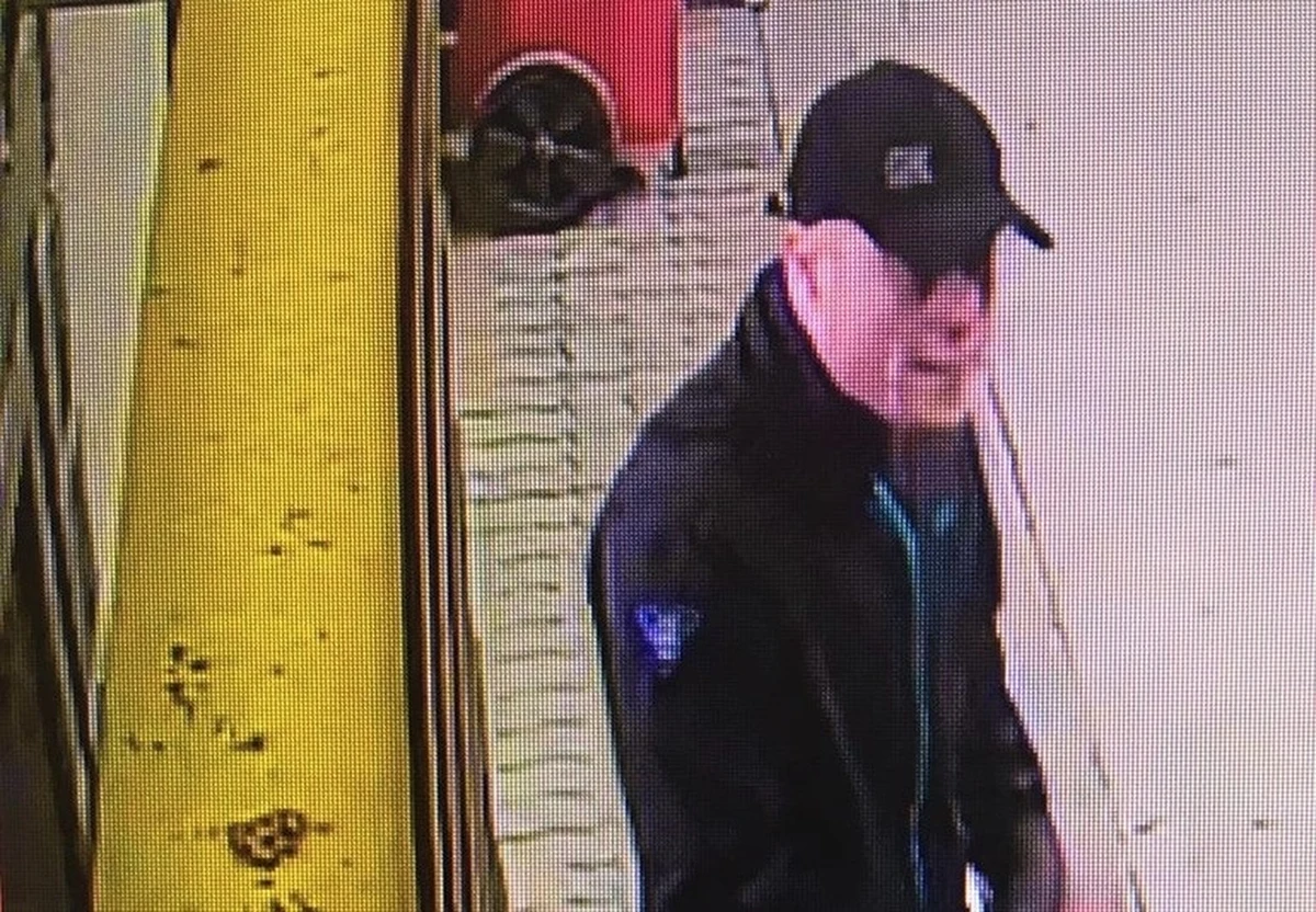 Policjanci z Wrocławia poszukują mężczyzny podejrzewanego o pobicie kierowcy MPK. Sprawca uszkodził też autobus, powodując straty w wysokości ok. 10 tys. zł. Policja opublikowała wizerunek mężczyzny.