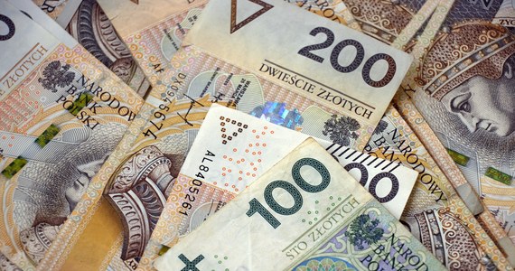 Krakowscy policjanci apelują o zwrot pieniędzy do osób, które w piątek rano zbierały rozsypane banknoty z ulicy na krakowskim Ruczaju. Według informacji przekazanych przez małopolskie służby, należą one do mężczyzny, który jechał przez miasto z saszetką pieniędzy pozostawioną na dachu samochodu.