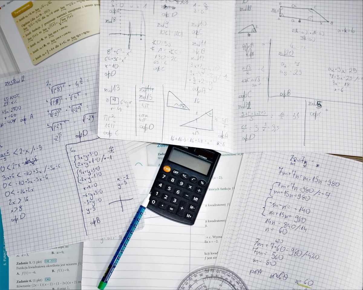 Dla wielu maturzystów najbardziej stresującym egzaminem jest ten z matematyki. Z maturą z matematyki absolwenci szkół ponadpodstawowych zmierzą się już w poniedziałek. Eksperci uspokajają i zdradzają, jak na ostatnią chwilę przygotować się do matury 2023 z matematyki.