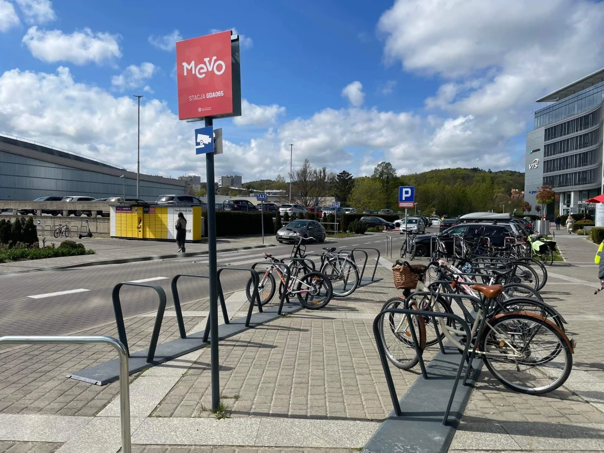 Mevo 2.0 - publiczny system roweru metropolitalnego w Trójmieście i okolicach - nie ruszy w planowanym, wakacyjnym terminie - dowiedział się nieoficjalnie reporter RMF FM Kuba Kaługa. Nie wiadomo też na razie, kiedy możliwe będzie wznowienie przerwanych przed majówką testów tego systemu. To drugie podejście to uruchomienia współdzielonych rowerów w metropolii trójmiejskiej. Poprzedni system upadł krótko po uruchomieniu - w 2019 roku -  z powodu kłopotów finansowych operatora. 