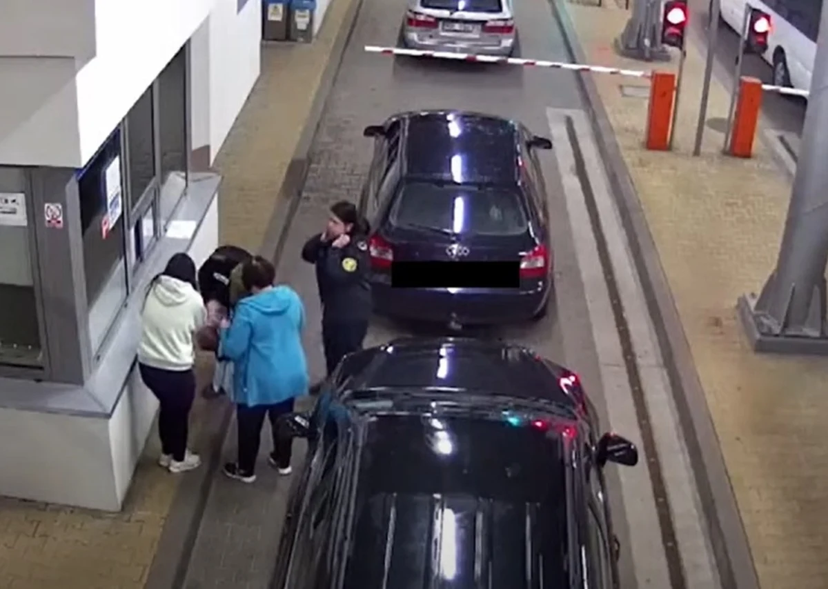 Funkcjonariusz straży granicznej z Hrubieszowa uratował życie rocznego niemowlaka z Ukrainy. Do zdarzenia doszło na drogowym przejściu granicznym w Zosinie (Lubelskie) - poinformował Nadbużański Oddział Straży Granicznej.