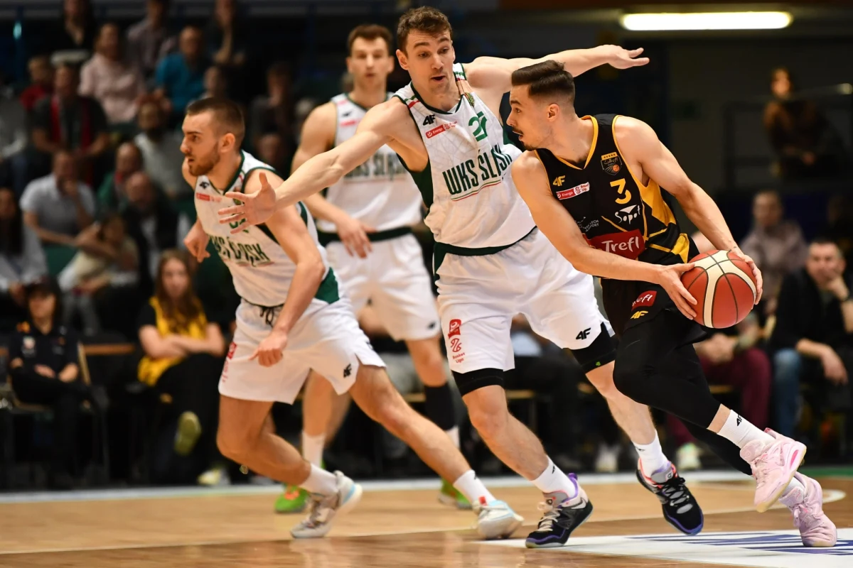 Zaledwie trzy dni po zakończeniu sezonu zasadniczego na koszykarskich parkietach rusza faza play-off. W grze o mistrzostwo Polski pozostało osiem drużyn. Rywalizacja będzie toczyć się do trzech zwycięstw. Tytułu wywalczonego przed rokiem będą bronić koszykarze Śląska Wrocław, którzy w ćwierćfinale zmierzą się z Treflem Sopot. Ich pierwszy mecz o 17:30. Wcześniej play-off zainaugurują Legia Warszawa i PGE Spójnia Stargard. Kolejne pary pierwsze ćwierćfinałowe spotkania rozegrają jutro.