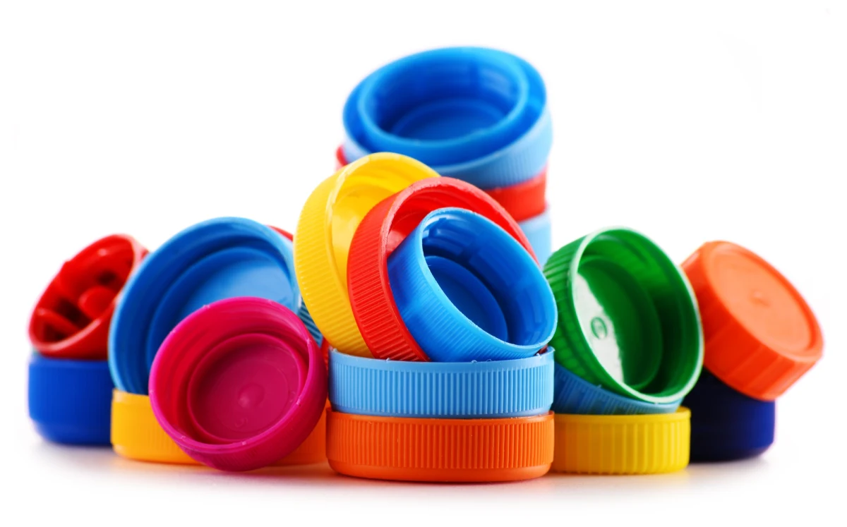 "Oceniałbym, że tysiące ludzi straciłoby taką bardzo szybką, dobrą i doraźną pomoc" - tak o ewentualnych, negatywnych skutkach unijnej dyrektywy SUP, która ma wejść w życie w drugiej połowie 2024 r., mówi Krzysztof Marmulewicz z Żoliborskiego Stowarzyszenia "Dom Rodzina Człowiek". Nowe przepisy zakładają, że wszystkie nakrętki plastikowe w całej Unii Europejskiej powinny być fabrycznie przytwierdzone do opakowania od napoju. Oznacza to, że przyszłość zbiórek nakrętek na cele charytatywne może być zagrożona.