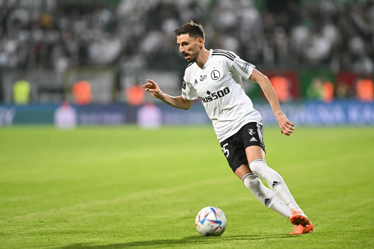 Potężna kara dla piłkarza Legii Warszawa. Filip Mladenović poniesie surowe konsekwencje za bójkę, w którą wdał się po zakończonym finale Pucharu Polski. Komisja Dyscyplinarna PZPN postanowiła ukarać piłkarza dyskwalifikacją na 3 miesiące i dodatkową karą pieniężną w wysokości 120 tys. zł.