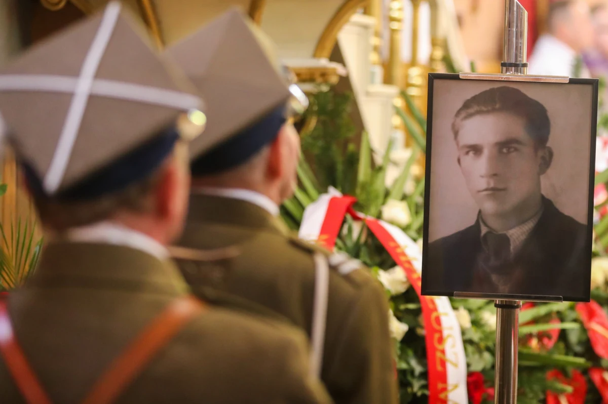 Żołnierz Armii Krajowej i Batalionów Chłopskich, dowódcy oddziałów partyzanckich „Zemsta” i „Zorza” - Jan Sałapatek ps. Orzeł zabity przez UB w 1955 r. w piątek został pochowany z wojskowymi honorami w rodzinnej Jachówce w pow. suskim. Pośmiertnie został mianowany przez prezydenta Dudę na stopień podporucznika.