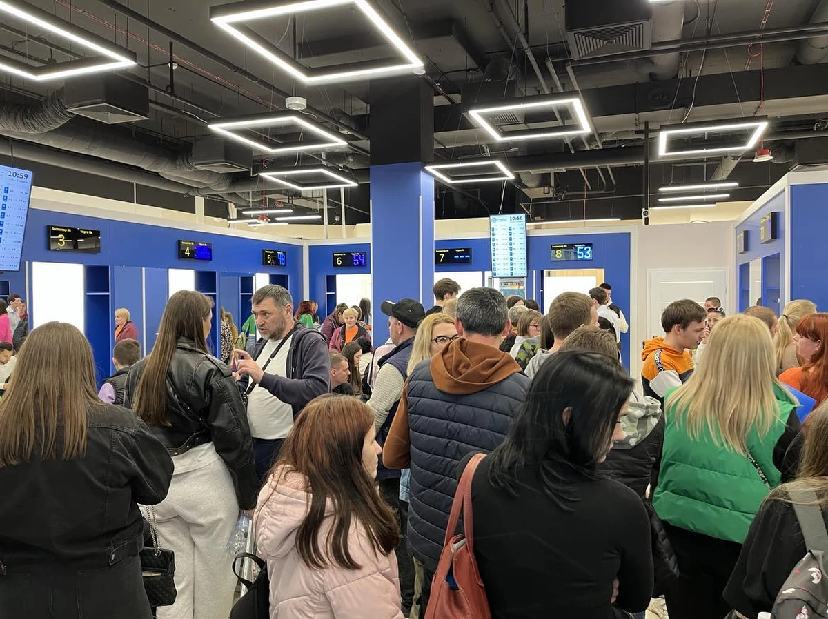 ​We wrocławskim Pasażu Grunwaldzkim działa biuro paszportowe dla obywateli Ukrainy. Jest otwarte sześć dni w tygodniu. Można tam złożyć wniosek, a po jakimś czasie odebrać gotowy dokument. Zainteresowane jest bardzo duże.