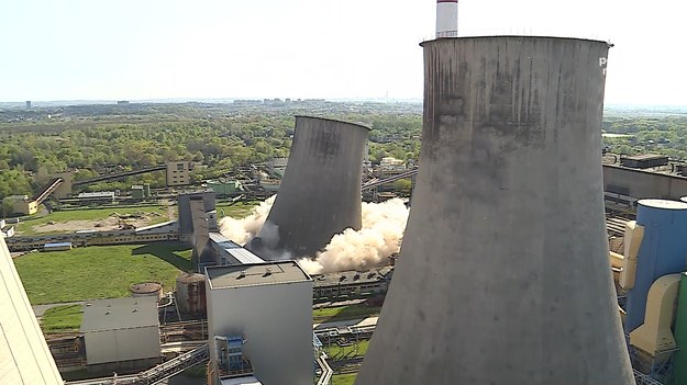 Na terenie Elektrowni Łagisza w Będzinie wyburzona została kolejna, piąta już chłodnia kominowa. 1,8 tys. metrów sześciennych betonu runęło na ziemię w kilka sekund. 