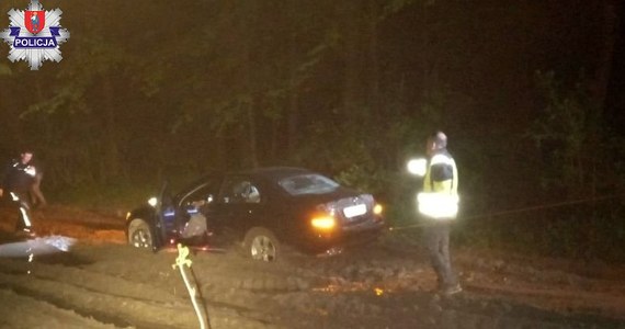 Policjanci ze Skierbieszowa pomogli francuskiej rodzinie, której samochód ugrzązł w błocie pośrodku lasu. Podróżni byli zmęczeni, zziębnięci i wystraszeni. Zjechali z głównej drogi, bo chcieli ominąć wypadek.

