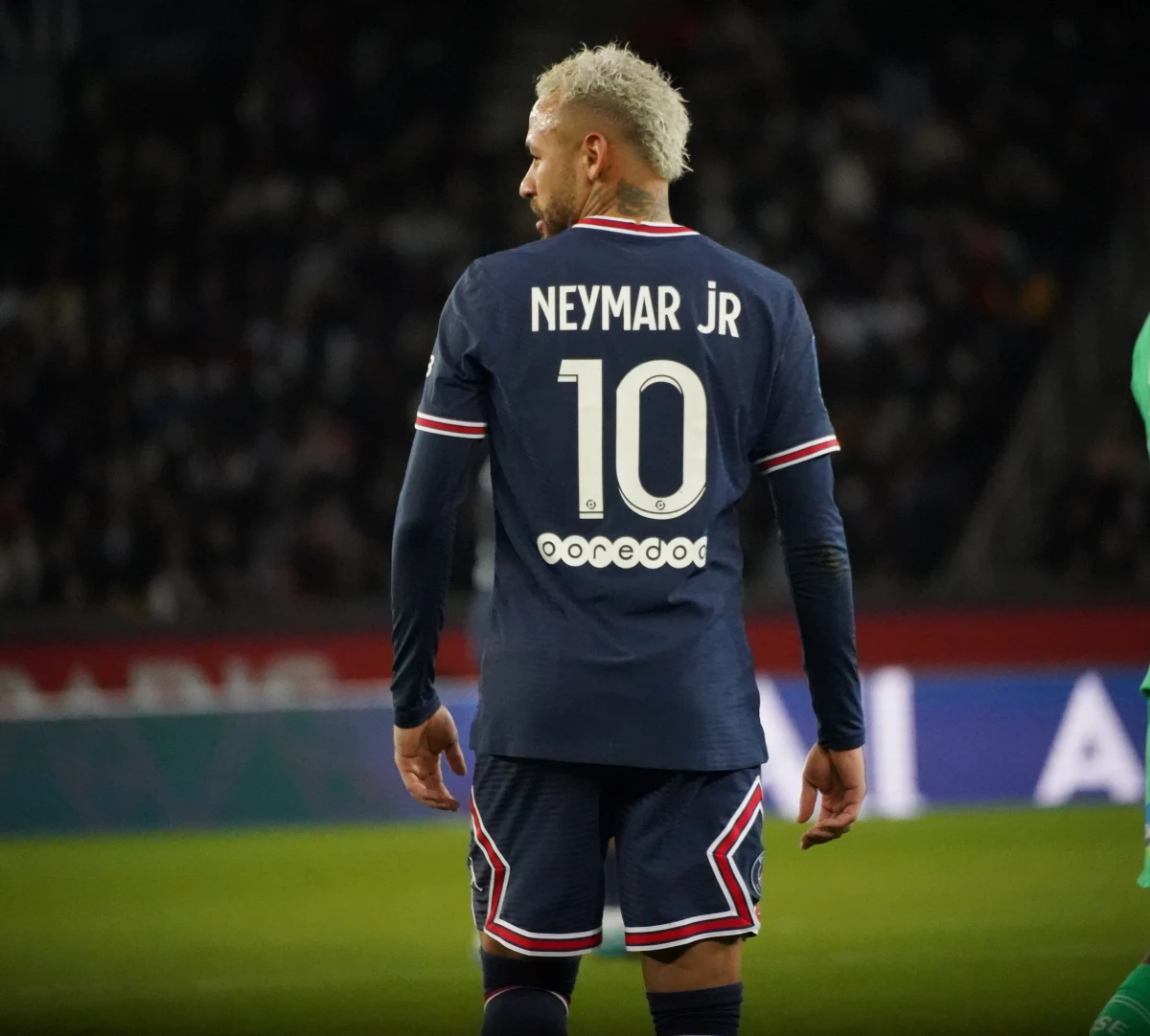Neymar może nie doczekać kolejnego sezonu w Paris Saint-Germain! Trener paryżan Christophe Galtier przyznał już oficjalnie, że nie wie, czy brazylijski gwiazdor pozostanie w klubie w przyszłym sezonie, choć ma ważny kontrakt aż do 2027 roku. Szkoleniowiec zabrał też głos w sprawie zachowania kibiców, którzy ostatnio zorganizowali manifestację przed domem Neymara.