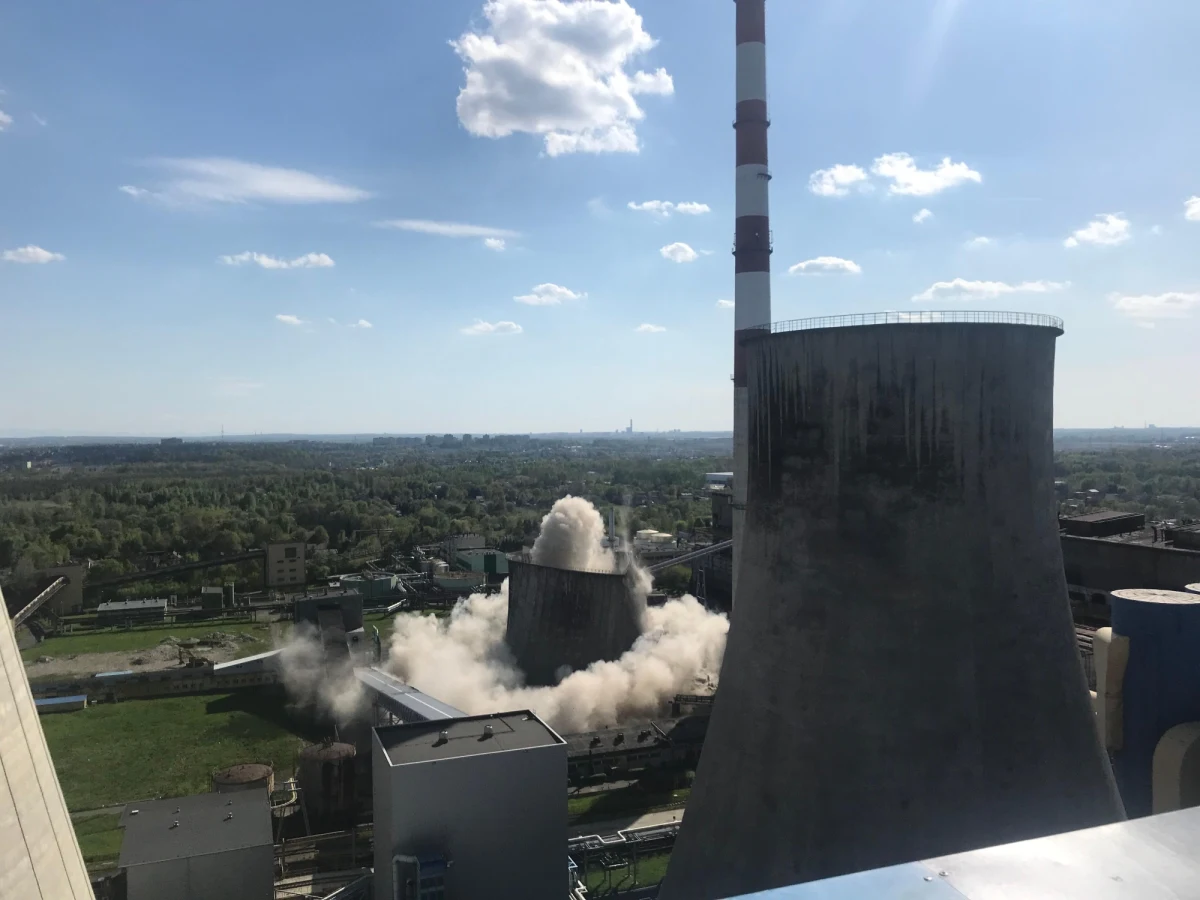 Spektakularne wyburzenie w elektrowni "Łagisza" w Śląskiem. Dziś z powierzchni ziemi zniknęła tam ogromna chłodnia kominowa. Do jej wyburzenia wykorzystano prawie 70 kg materiałów wybuchowych.  