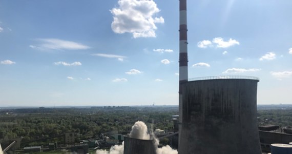 Spektakularne wyburzenie w elektrowni "Łagisza" w Śląskiem. Dziś z powierzchni ziemi zniknęła tam ogromna chłodnia kominowa. Do jej wyburzenia wykorzystano prawie 70 kg materiałów wybuchowych.  