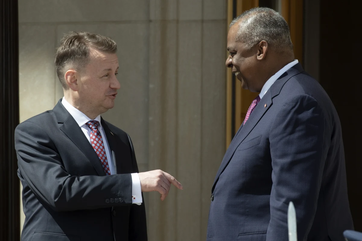 Stany Zjednoczone udostępnią Polsce osiem śmigłowców Apache do czasu, kiedy Polska otrzyma własne zakupione przez siebie maszyny - powiedział w piątek wicepremier Mariusz Błaszczak po spotkaniu z ministrem obrony USA Lloydem Austinem w Pentagonie. Jak dodał, mają one pomóc bronić "bramy brzeskiej".