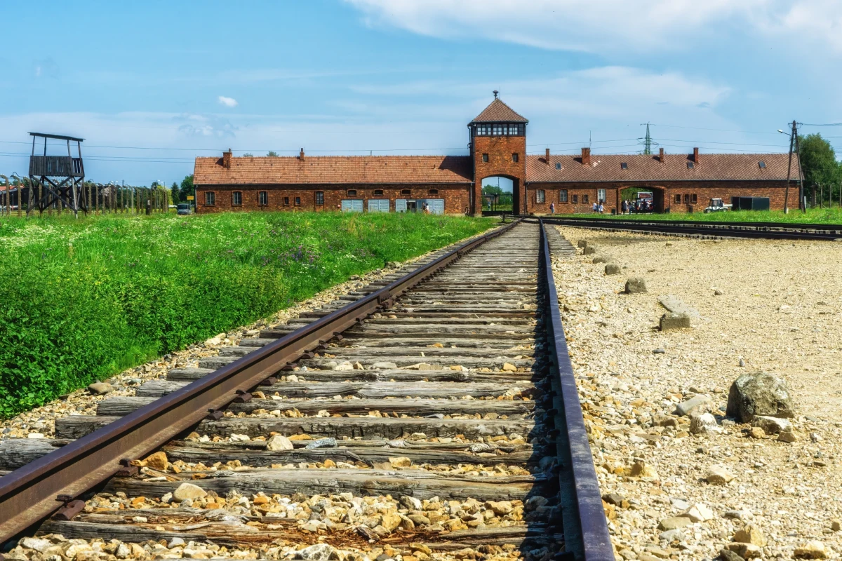 Starostwo oświęcimskie bada, czy budka z lodami, która kilka dni temu stanęła nieopodal bramy głównej byłego obozu Auschwitz II-Birkenau, może prowadzić działalność. Muzeum Auschwitz wyraziło nadzieję, że „ten wstydliwy problem” zostanie rozwiązany.