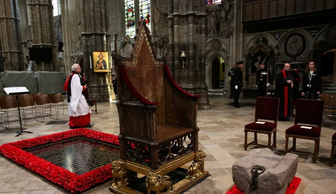 Koronacja króla Karola III. Krzesło koronacyjne i regalia. Czym są?