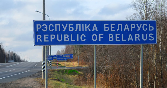 Białorusini zaczęli tymczasowo kontrolować wjeżdżających do kraju Rosjan - poinformował niezależny od Mińska portal Zerkalo.io, powołując się na Państwowy Komitet Graniczny. Nie wiadomo, jaki jest powód zaostrzenia kontroli paszportowej.