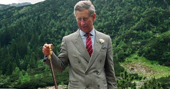 Król Karol III jeszcze jako książę Karol - w 2002 roku - odwiedził Tatry. Spacerował wokół Morskiego Oka w towarzystwie ówczesnego dyrektora Tatrzańskiego Parku Narodowego (TPN) Pawła Skawińskiego, który wspomina, że były to niezapomniane chwile i wspaniały dzień. "Zapamiętałem go jako osobę, która obserwuje przyrodę, obserwuje krajobraz, co chwilę stawał i oglądał roślinność, szczyty, rozglądał się i zadawał dużo rzeczowych pytań, na przykład o rośliny endemiczne, czyli takie, które występują tylko i wyłącznie w Tatrach" - wspominał Skawiński.