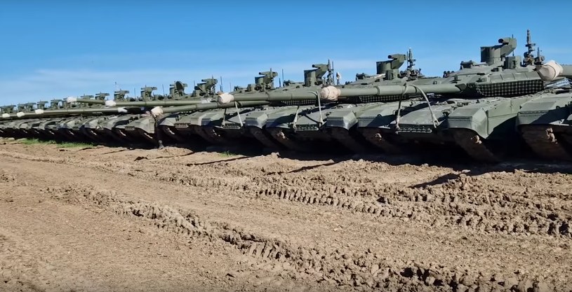 W sieci pojawiło się nagranie dokumentujące wizytę rosyjskiego ministra obrony Siergieja Szojgu w Ukrainie, na którym możemy zobaczyć ogromne ilości wojskowego sprzętu gromadzone na okupowanych terenach, w tym nazywane "cudownymi czołgami Putina" modele  T-90M.