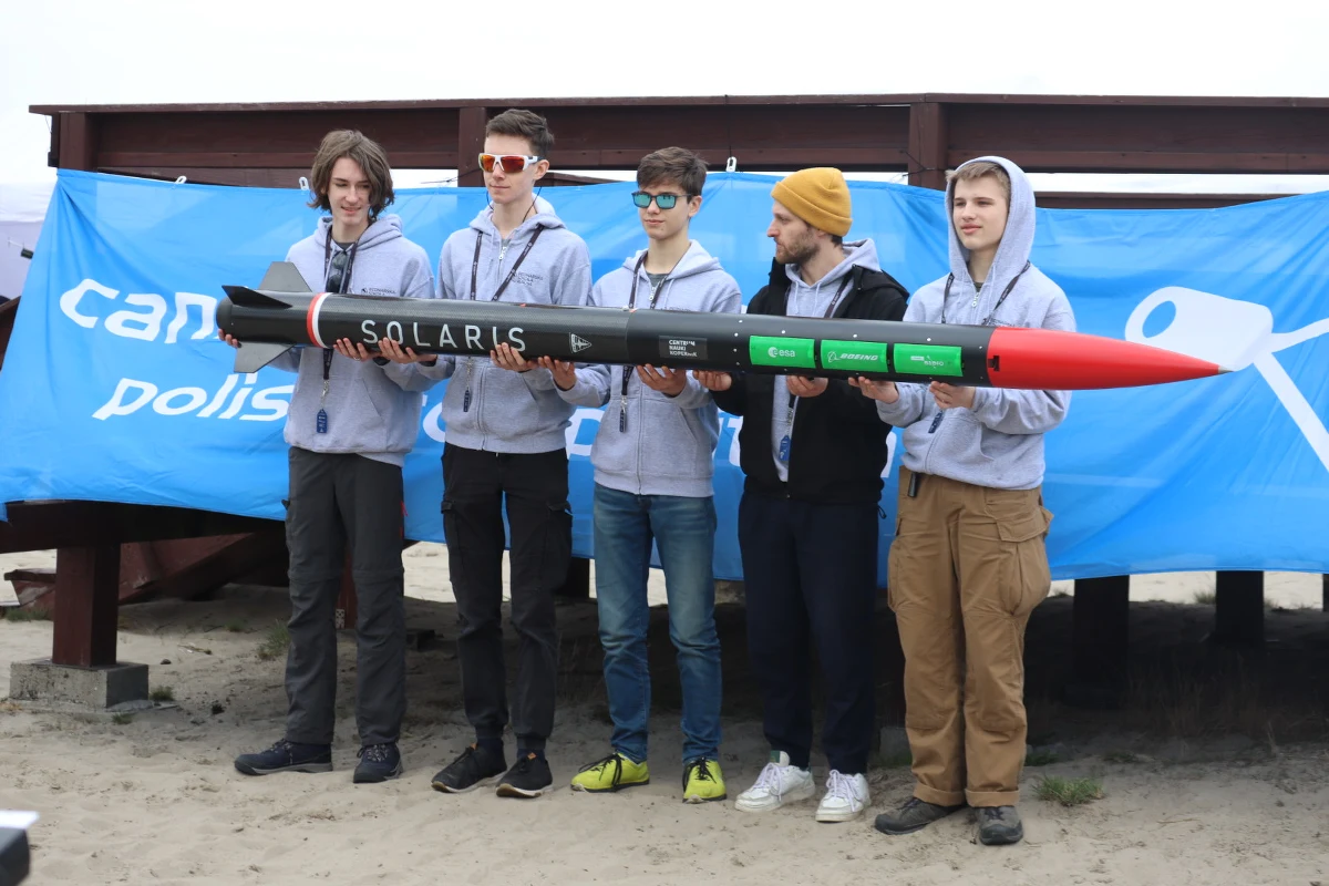 "Ucieszyliśmy się na wieść o wygranej, choć nie byliśmy zaskoczeni" - tak o swoim zwycięstwie w polskim etapie konkursu CanSat mówią członkowie grupy Dr0p Team z Bednarskiej Szkoły Realnej w Warszawie. W ramach międzynarodowego konkursu technicznego organizowanego przez Europejską Agencję Kosmiczną licealiści mieli za zadanie samodzielne skonstruowanie symulatorów sond kosmicznych. Dzięki temu młodzież ma szansę zaangażować się w autorski projekt naukowy i inżynierski, już na etapie edukacji szkolnej.