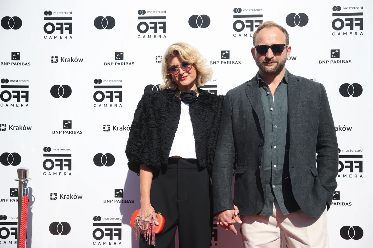 Mastercard OFF CAMERA powoli dobiega końca. Dziś w sali audytoryjnej Centrum Kongresowego ICE Kraków gala zamknięcia, podczas której poznamy laureatów w konkursie głównym "Wytyczanie Drogi" o Krakowską Nagrodę Filmową Andrzeja Wajdy i 25 000 dolarów, a także w Konkursie Polskich Filmów Fabularnych o Nagrodę Dominiki Kulczyk & dFlights i 100 000 zł.