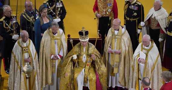 ​Tuż po godzinie 13:00 arcybiskup Canterbury Justin Welby nałożył koronę św. Edwarda na głowę króla Wielkiej Brytanii Karola III. To kulminacyjny moment pierwszej od 70 lat koronacji, która odbyła się w Opactwie Westminsterskim w Londynie.