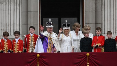 Karol III królem! Para królewska pozdrowiła poddanych z Pałacu Buckingham [ZAPIS RELACJI]