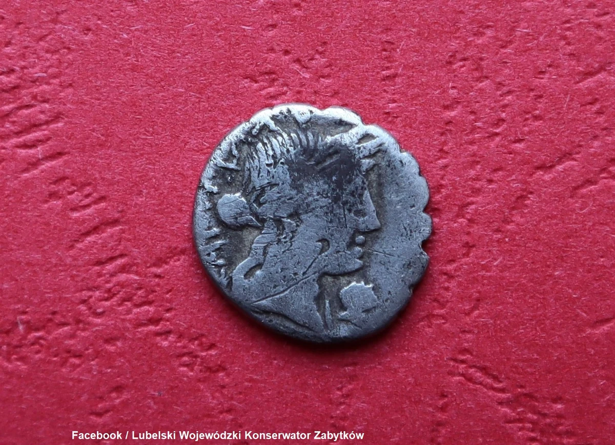 Srebrną monetę sprzed ponad 2 tysięcy lat znaleziono na terenie gminy Józefów nad Wisłą (woj. lubelskie). Monetę odkrył poszukiwacz zabytków.