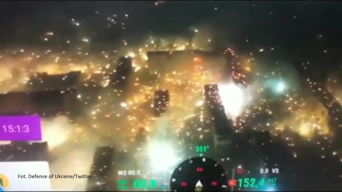 Rosjanie użyli w Bachmucie zakazanej konwencją genewską amunicji fosforowej. "Miasto płonie" przekazały Siły Operacji Specjalnych Ukrainy w piątek wieczorem. Pociski z ładunkami fosforowymi działają podobnie jak napalm wytwarzając ogromną temperaturę spalania.