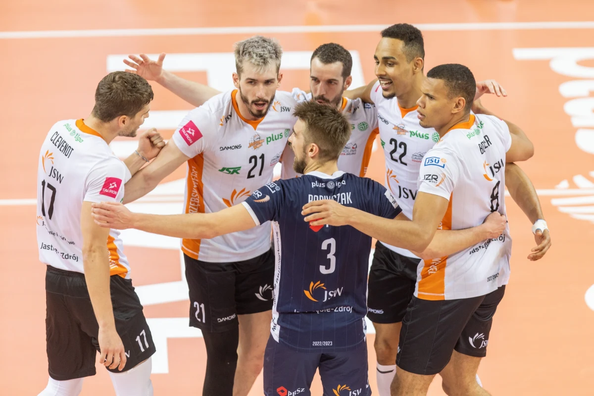 Siatkarze Jastrzębskiego Węgla drugi raz pokonali ZAKSĘ Kędzierzyn-Koźle w finałowej rywalizacji o mistrzostwo Polski. "Pomarańczowi" w hali rywala wygrali 3:1 (24:26, 25:22, 25:15, 25:19). Rywalizacja toczy się do trzech zwycięstw. Trzecie spotkanie odbędzie się w środę. 