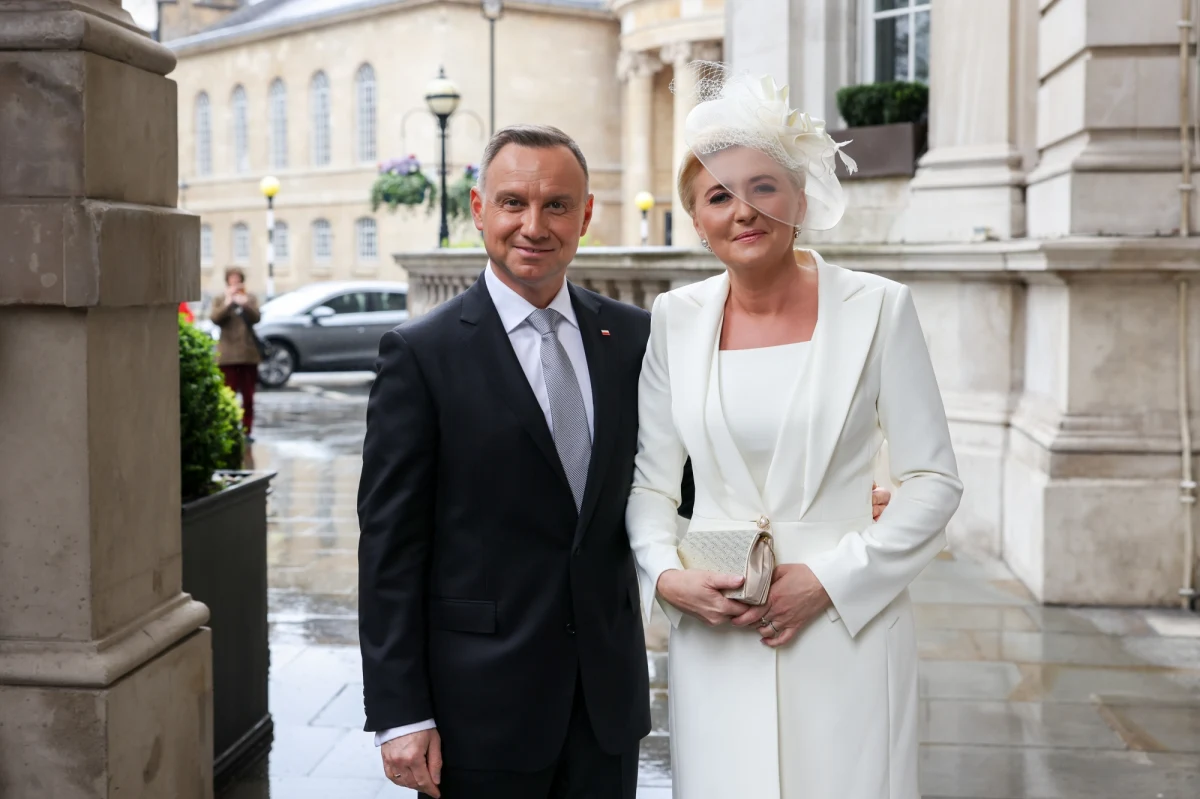 "Przy okazji udziału w koronacji Karola III prezydent Andrzej Duda zaprosił go do odwiedzenia Polski i mamy nadzieję, że do takiej wizyty dojdzie" - poinformował w sobotę dziennikarzy Marcin Przydacz, szef Biura Polityki Międzynarodowej w Kancelarii Prezydenta RP.