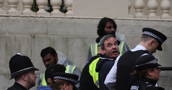 Londyńska policja aresztowała przywódcę antymonarchistycznej grupy i 51 innych osób, które protestowały w czasie sobotniej uroczystości koronacji Karola III. Funkcjonariusze tłumaczyli, że w tym wypadku obowiązek zapewnienia bezpieczeństwa góruje nad respektowaniem prawa do protestów.