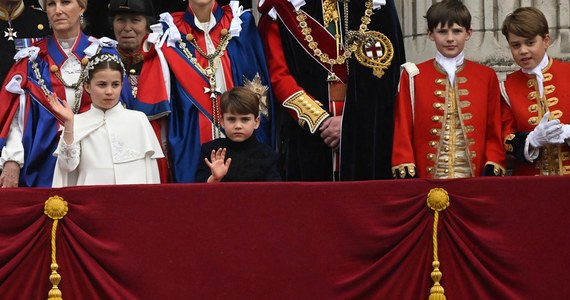 Choć w centrum uwagi światowych mediów był dziś król Karol III, to kamery śledziły również pozostałych członków brytyjskiej rodziny królewskiej. Uwagę zwrócił na siebie szczególnie książę Louis, który – jak już to bywało w przeszłości – pokazał, że dziecięca natura nie zawsze współgra z regułami obowiązującymi członka rodziny królewskiej. 