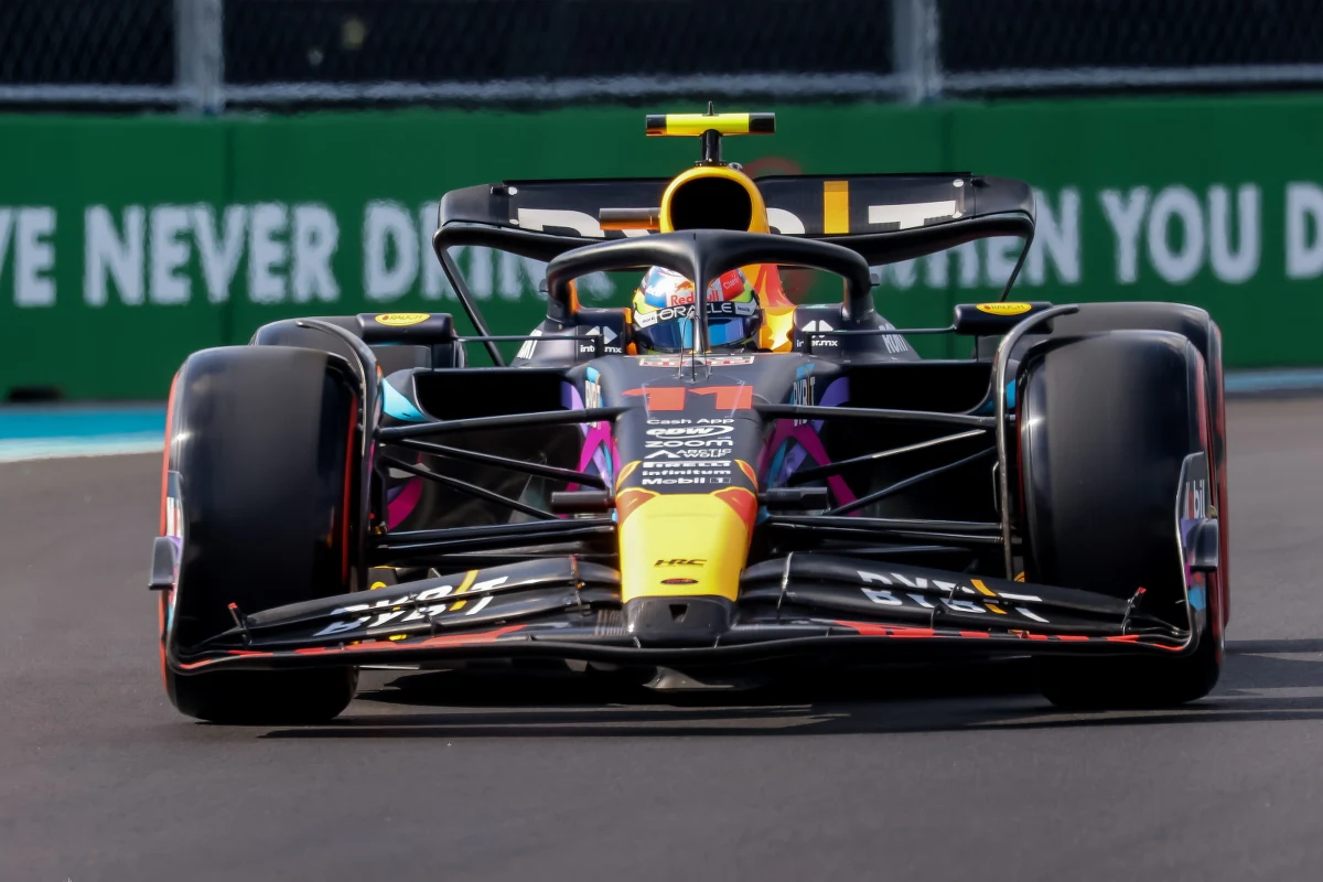 ​Meksykanin Sergio Pérez z zespołu Red Bull Racing był najszybszy w kwalifikacjach do niedzielnego wyścigu Formuły 1 o Grand Prix Miami, piątej rundy mistrzostw świata. Ostatnia faza walki o pole position (Q3) została przerwana po wypadku Charlesa Leclerca z Ferrari.
