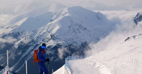 Niedziela jest ostatnim dniem narciarskiego sezonu na Kasprowym Wierchu. Od poniedziałku na czas remontu stanie także kolejka na ten szczyt. Miłośnicy białego szaleństwa mogą cieszyć się ostatnimi szusami na Hali Gąsienicowej, gdzie wyciąg będzie czynny do godziny 16.30.