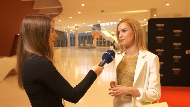 Paulina Gałązka opowiedziała w rozmowie z Interią o swej ostatniej serialowej produkcji „Emigracja XD”, której dwa odcinki pokazywane były na festiwalu Mastercard OFF CAMERA. – To rola, która zapadła mi w pamięć nie tylko dlatego, że mieliśmy zdjęcia trochę w Polsce, a trochę w Londynie, ale też dlatego, że wjechałam rikszą rowerową w kamerę; a jak jechałam na lotnisko, to wjechał we mnie samochód z czterema zakonnicami, jak u Louisa de Funesa. Potem ćwiczyłam z kołnierzem [ortopedycznym] na tej rikszy – Gałązka opowiedziała o wypadkach towarzyszących produkcji.