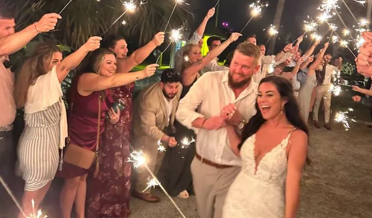 Panna młoda zginęła kilka minut po opuszczeniu wesela, kiedy pijana kobieta za kierownicą auta uderzyła w wózek golfowy, którym przyjęcie opuszczali świeżo upieczeni małżonkowie. Pan młody został poważnie ranny. Do tej tragedii doszło na plaży w Karolinie Południowej w USA.